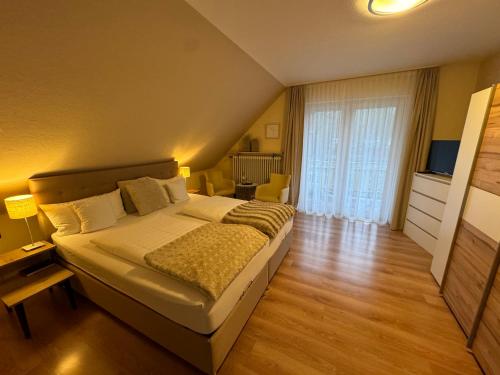 Voodi või voodid majutusasutuse Hotel Schwanenweiher Bad Bertrich toas