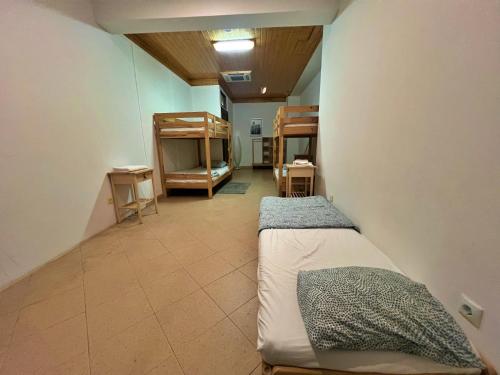 Katil atau katil-katil dalam bilik di Sulemange Rooms Azeitão 25 minutes to Lisbon