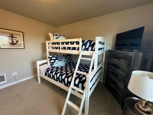 una camera con letto a castello e TV di The Pelican Reef a Ocean Shores