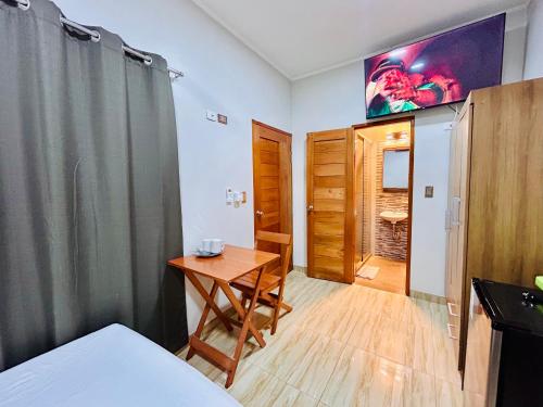 ein Schlafzimmer mit einem Schreibtisch und einem Tisch in einem Zimmer in der Unterkunft Habitación Céntrica en Iquitos - Casa Alemi 17 in Iquitos
