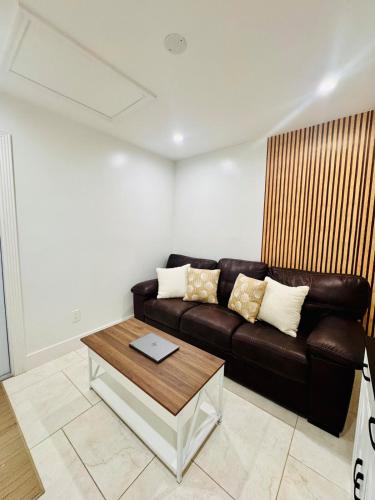Ruang duduk di Cozy & Private Studio - Easy Access to PBI & I-95 - Free Wifi
