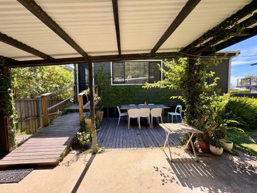 Balcon ou terrasse dans l'établissement Shack No. 5 A Quirky, Retro Beach Escape in Jervis Bay!