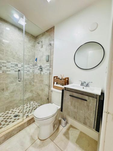 Bilik mandi di Cozy & Private Studio - Easy Access to PBI & I-95 - Free Wifi