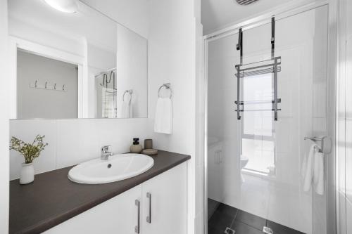 Un baño de The Oak Grove - Dedicated Workspace, WiFi, Parking