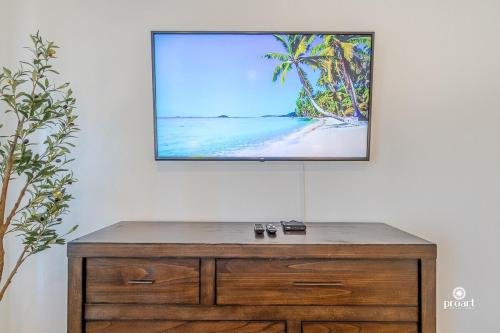 Μια τηλεόραση ή/και κέντρο ψυχαγωγίας στο Cozy Condo Under the Palms