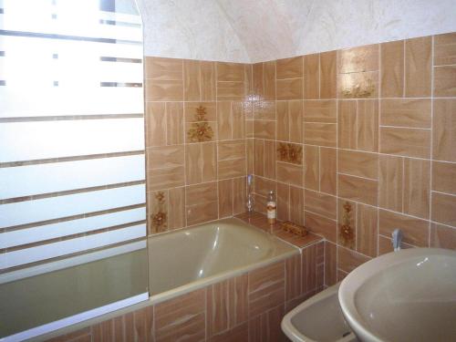 une salle de bain avec une baignoire et un lavabo dans l'établissement Holiday Home in Paramé near Saint-Malo Beaches, à Saint-Malo