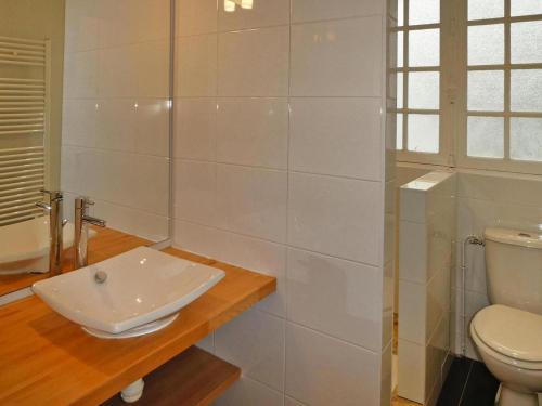 une salle de bain blanche avec un lavabo et des toilettes dans l'établissement Holiday Home in Carnac near Sandy Beach, à Carnac