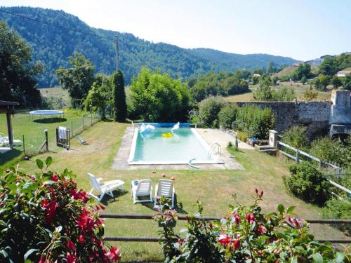 - une grande piscine dans une cour avec des chaises dans l'établissement Rural Pool Retreat in the Hills, à Retournac