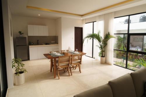 Η κουζίνα ή μικρή κουζίνα στο Bikini Top Villa Umalas