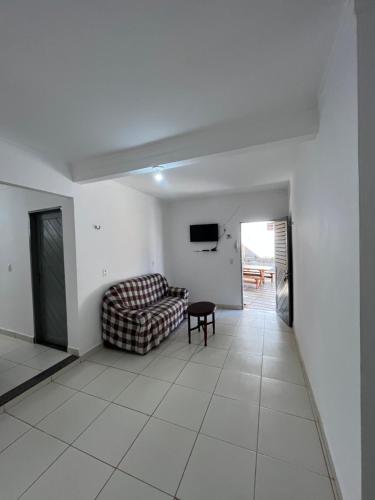 un soggiorno con un divano e un tavolo di Apto NOVO MEL ad Areia Branca