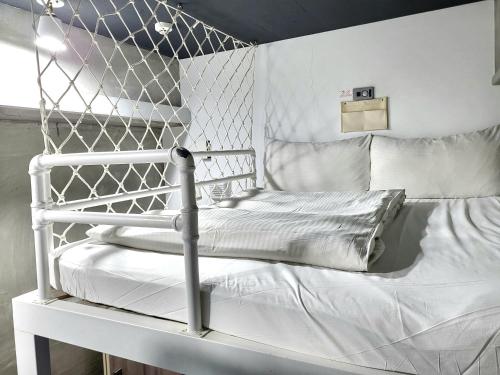 Una cama o camas en una habitación de MINI HOTELS (Feng Jia Branch)