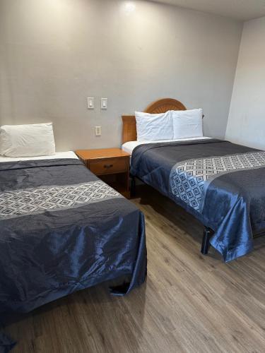 Ένα ή περισσότερα κρεβάτια σε δωμάτιο στο Apple Valley Motel