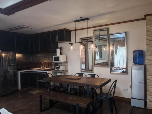 Majestic Staycation Apartmentsにあるキッチンまたは簡易キッチン