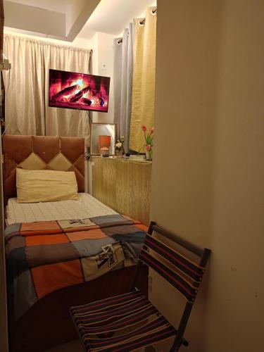 迪拜Private Partition room的一间卧室，墙上有一张床和一台电视