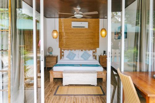 Letto o letti in una camera di Cadlao Resort and Restaurant