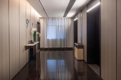 a hallway with a corridor with a console and a window at Atour Hotel Canton Tower Pearl River Binjiang Road East Guangzhou - Free Shuttle Bus Service Between Fair And Hotel During The Canton Fair in Guangzhou
