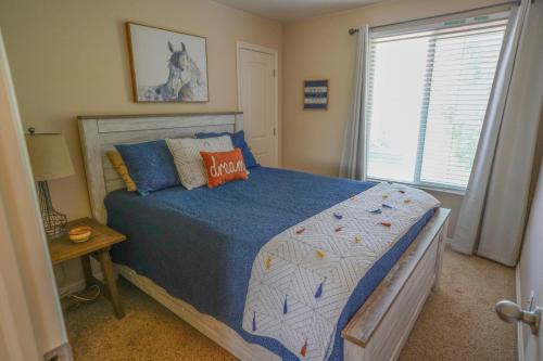 Postel nebo postele na pokoji v ubytování Lovely Townhome Peaceful Surroundings Hiking Hot Tub