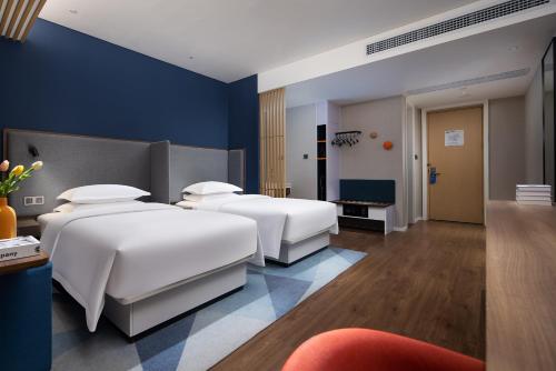Postel nebo postele na pokoji v ubytování Holiday Inn Express Changsha South Railway Station by IHG