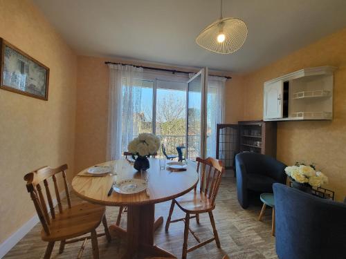 un salon avec une table et des chaises et une salle à manger dans l'établissement Appartement rustique proche plage et base nautique, stationnement inclus - FR-1-364-79, à Saint-Brévin-les-Pins