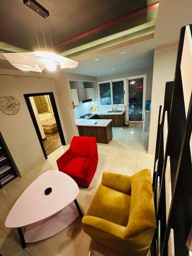 Posezení v ubytování Margalla View Luxe Condo with Balcony-Elysium Tower