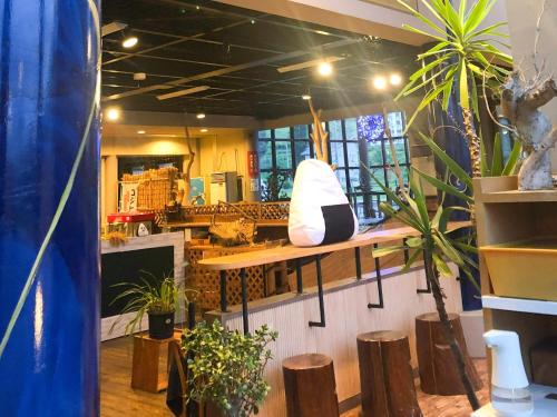 a room with potted plants on a table at Birdland - Vacation STAY 81148v in Seki