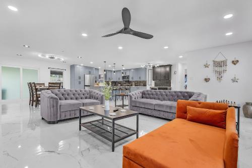 Χώρος καθιστικού στο Entire House Pets Events Parties Permitted, 5 minutes drive to beach