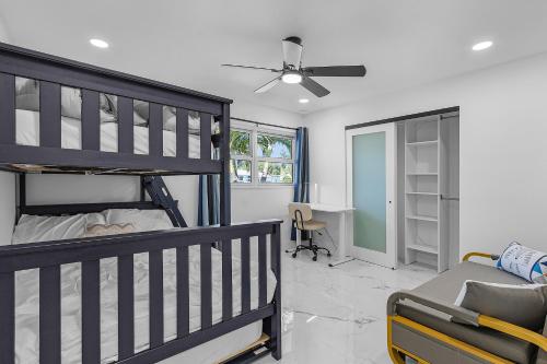 Ένα ή περισσότερα κρεβάτια σε δωμάτιο στο Entire House 3 Bedroom 4 Queen Beds 2 Sofa Beds 3 Mattress Bunk Bed 2 Bath 4 Miles from Fort Myers Beach