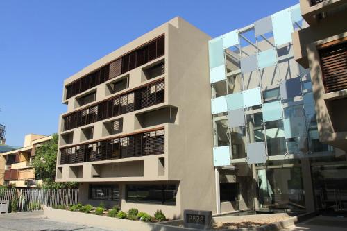 un edificio de apartamentos con balcones en un lateral en Hotel Los Españoles Plus, en Santiago