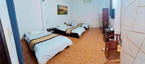 a room with two beds in a room at Hong Minh Guesthouse in Mù Cang Chải