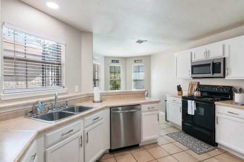 Dapur atau dapur kecil di Perfect SA Getaway! Near Lackland SeaWorld Alamo Riverwalk