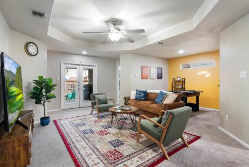 ein Wohnzimmer mit Sofa und Tisch in der Unterkunft Perfect SA Getaway! Near Lackland SeaWorld Alamo Riverwalk in San Antonio