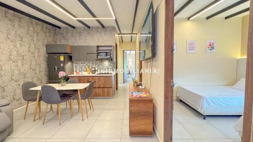 a bedroom with a bed and a table and chairs at Nuevo Apartamento a 2 minutos del JMC jacuzzi in Rionegro