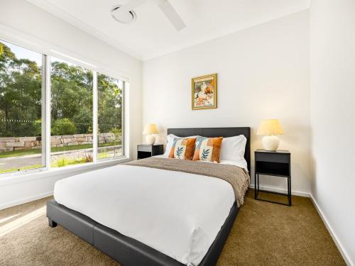 Ένα ή περισσότερα κρεβάτια σε δωμάτιο στο Cozy Designer 4 Bedrooms Home Near Local Shops