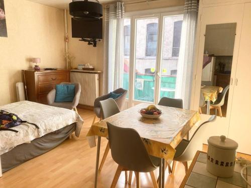 un salon avec une table et une salle à manger dans l'établissement Studio avec balcon et parking à Amélie-les-Bains - FR-1-703-204, à Amélie-les-Bains-Palalda
