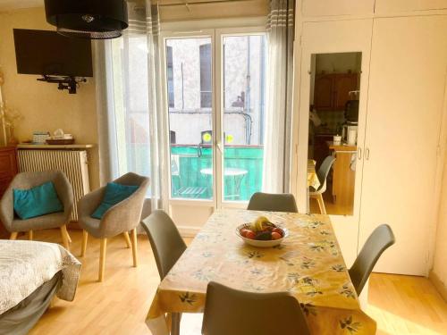 Cette chambre comprend une table avec un bol de fruits. dans l'établissement Studio avec balcon et parking à Amélie-les-Bains - FR-1-703-204, à Amélie-les-Bains-Palalda
