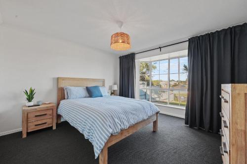 Goolwa Southにある60 Beach Road, Goolwa Southのベッドと窓のある寝室