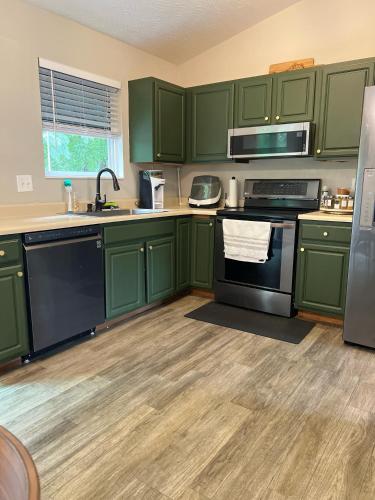 Η κουζίνα ή μικρή κουζίνα στο Charming 3 bedroom house with deck in awesome Elsmere