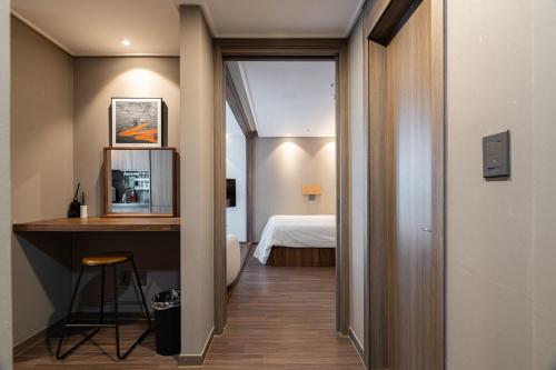 Katil atau katil-katil dalam bilik di The solid residence - Elbon the stay by haeundae