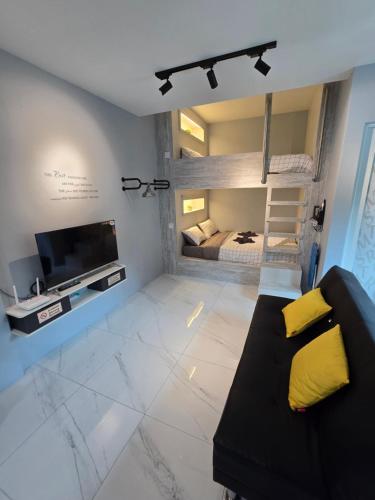 Μια τηλεόραση ή/και κέντρο ψυχαγωγίας στο Cozy Retreat Homestay Kuala Terengganu