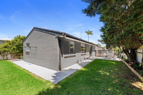 un pequeño edificio gris con patio en The Bayhaven- Pet friendly Villa, en Nelson Bay