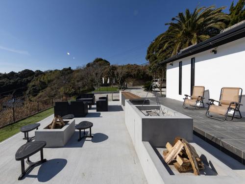 eine Terrasse mit Stühlen und Stühlen auf einem Gebäude in der Unterkunft ALL SEASON RESORT No4 Tenku in Chōjamachi