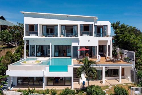 an aerial view of a house with a swimming pool at MQ女王海滨6 bedroom 别墅 免费婴儿床海景日出烧烤家庭适用 in Koh Samui