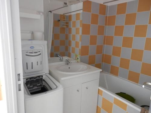 une salle de bain avec un lavabo et une machine à laver dans l'établissement Gruissan : T3 Pieds dans l'eau, Piscine, Parking, 6/7 pers, Confort Moderne - FR-1-796-64, à Gruissan