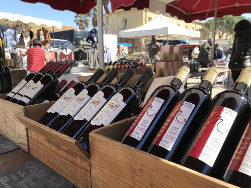 - un bouquet de bouteilles de vin dans des boîtes dans l'établissement Gruissan : T3 Pieds dans l'eau, Piscine, Parking, 6/7 pers, Confort Moderne - FR-1-796-64, à Gruissan