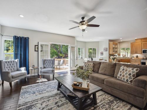 ソノマにあるSerene and Stylish 3BD 2,5BA House Near Wineriesのソファとテーブルのあるリビングルーム