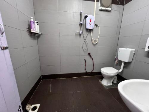 a bathroom with a shower and a toilet and a sink at Mountain View Guesthouse Cameron Highlands in Tanah Rata