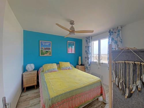 une chambre avec un lit et un ventilateur de plafond dans l'établissement Appartement 4 pers, pieds dans l'eau avec parking - FR-1-475-217, à Saintes-Maries-de-la-Mer