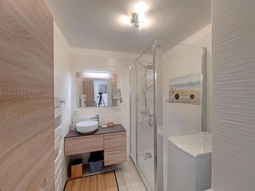 une salle de bain blanche avec un lavabo et une douche dans l'établissement Appartement 4 pers, pieds dans l'eau avec parking - FR-1-475-217, à Saintes-Maries-de-la-Mer