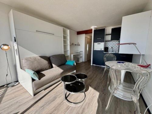 un salon avec un canapé et une table dans l'établissement Quiberon - Studio 27m² - Vue mer - 2 pers - Animaux admis - Parking - FR-1-478-310, à Quiberon
