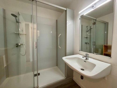 une salle de bain avec un lavabo et une douche en verre dans l'établissement Quiberon - Studio 27m² - Vue mer - 2 pers - Animaux admis - Parking - FR-1-478-310, à Quiberon